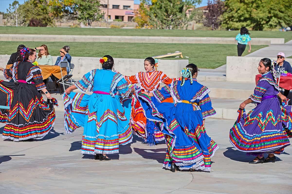 在火博体育(San Juan College)学习共享广场(Learning Commons Square)举行的Fiesta at Sunset活动上，舞者表演传统的墨西哥民间舞蹈。.